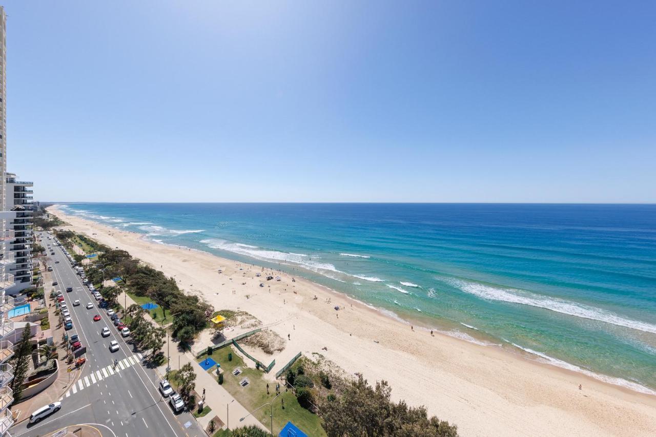 Meriton Suites Surfers Paradise Gold Coast Exterior foto The beach at the resort