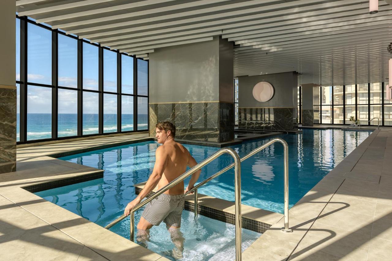 Meriton Suites Surfers Paradise Gold Coast Exterior foto The swimming pool at the hotel