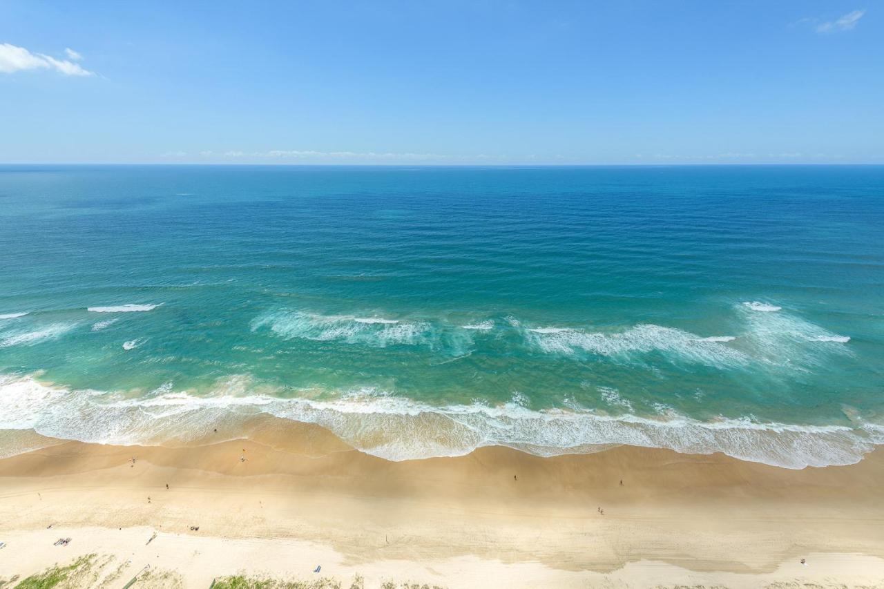 Meriton Suites Surfers Paradise Gold Coast Exterior foto The beach at the resort