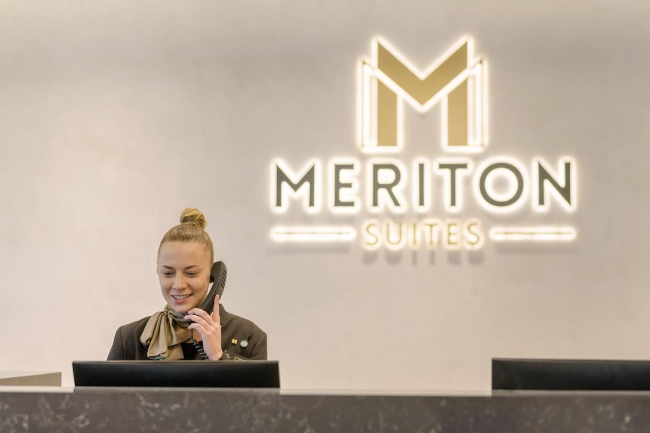 Meriton Suites Surfers Paradise Gold Coast Exterior foto Meriton Suites reception